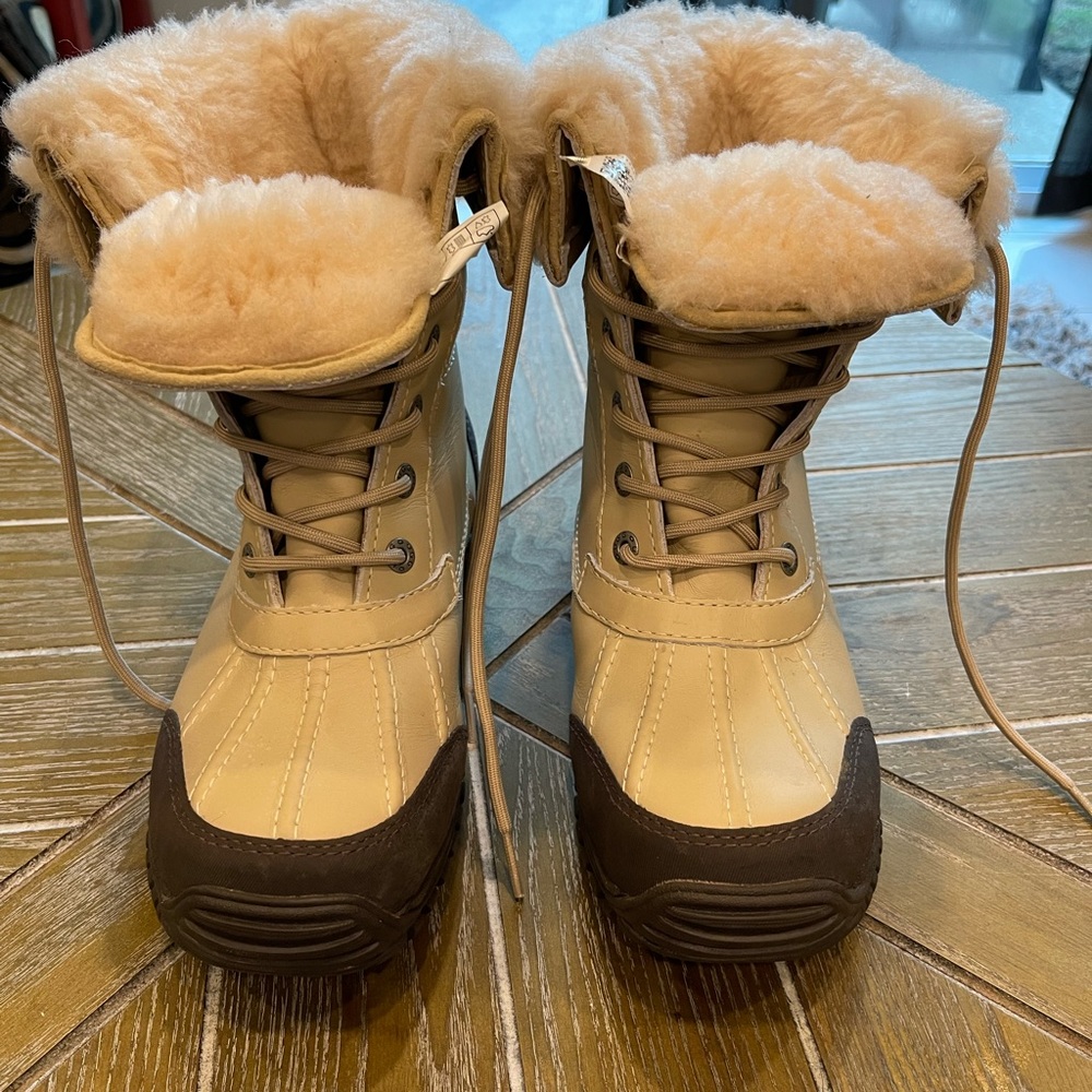 UGG ADIRONDACK WATERPROOf
LEATHER WINTER BOOTS, VIBRAM GRIP REAL SHEEPSKIN/WOOL